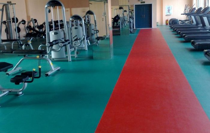 Kundenspezifischer PVC-Bodenbelag in Standardgröße für das Fitnessstudio